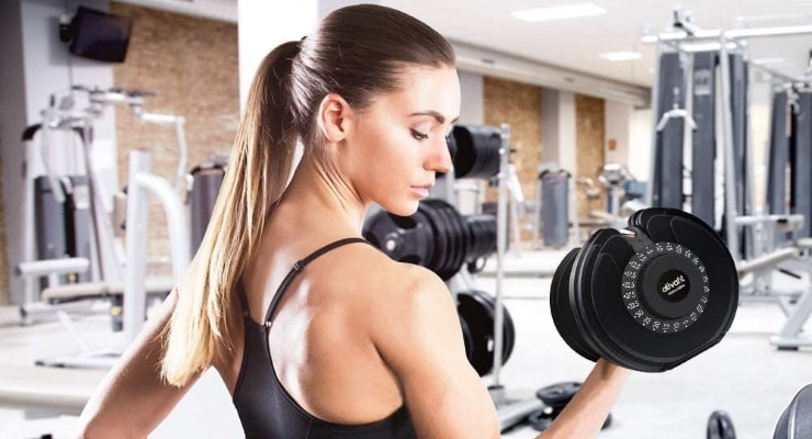 woman using an adjustable dumbbell